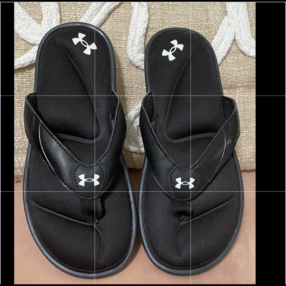 Womens size 7 Under Armour black flip flops with cushion